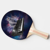 Kat op synthesizer in de ruimte tafeltennisbatje (Zijkant)
