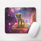 Kat op synthesizers in de ruimte muismat (Met muis)