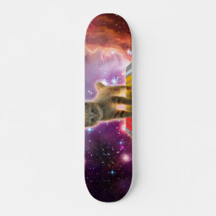 Kat op synthesizers in de ruimte persoonlijk skateboard