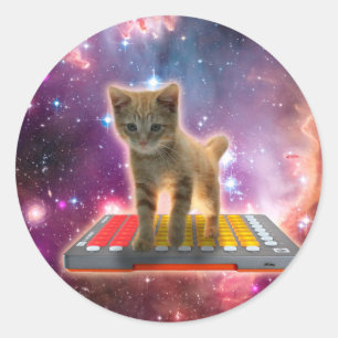 Kat op synthesizers in de ruimte ronde sticker