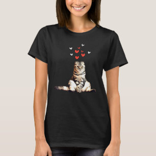 Kat op vloervloer Harten zwarte achtergrond Kute k T-shirt