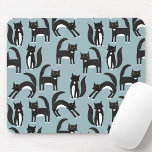 Kat Patroonblauw Muismat<br><div class="desc">Kute zwarte en witte tuxedo katten die hun zaken doen. Een leuk patroon op een blauwgroen achtergrond,  perfect voor dierenliefhebbers en dierenliefhebbers. Katten houden van een muis. Originele kunst van Nic Squirrell.</div>