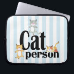 Kat Person Whimsical-Katten op strepen Laptop Sleeve<br><div class="desc">Voor kattenliefhebbers overal,  kenmerkt dit witte ontwerp dansende katten over gewaagde teksten en een lichtblauwe en witte gestreepte achtergrond. Bescherm uw laptop of tabletapparaat in stijl.</div>