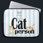 Kat Person Whimsical-Katten op strepen Laptop Sleeve<br><div class="desc">Voor kattenliefhebbers overal,  kenmerkt dit witte ontwerp dansende katten over gewaagde teksten en een lichtblauwe en witte gestreepte achtergrond. Bescherm uw laptop of tabletapparaat in stijl.</div>