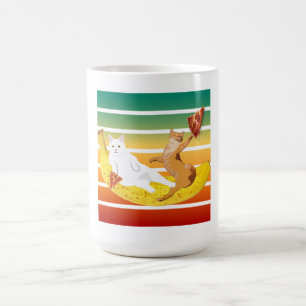 Kat rijden banaan en houden pizza retro koffiemok