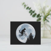 Kat rijdt fietsen op de achtergrond van de maan. briefkaart (Staand voorkant)
