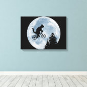 Kat rijdt fietsen op de achtergrond van de maan. canvas afdruk (Insitu (Houten vloer))