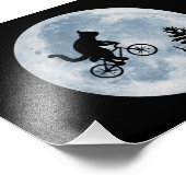 Kat rijdt fietsen op de achtergrond van de maan. foto afdruk (Hoek)