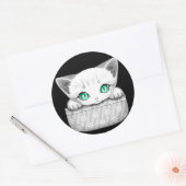 Kat Schattige en speels piekend uit een broekzak Ronde Sticker (Envelop)