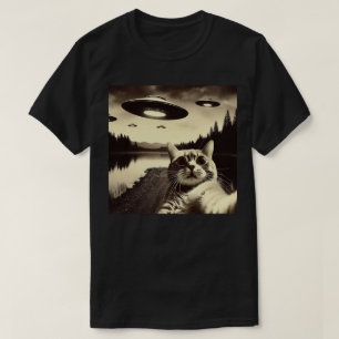 Kat selfie met UFO T-shirt
