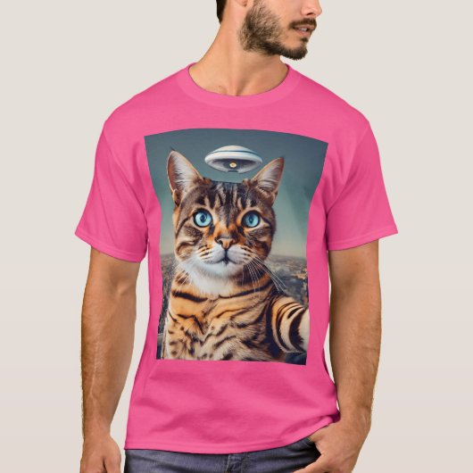 Kat Selfie met UFO T-shirt (Voorkant)