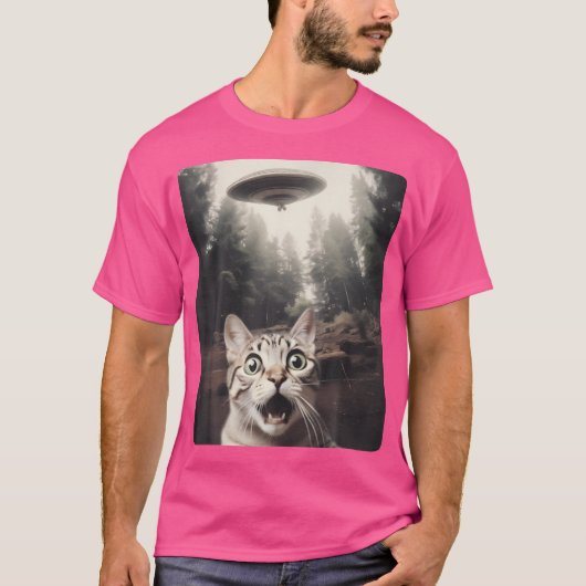 Kat Selfie met UFO T-shirt (Voorkant)