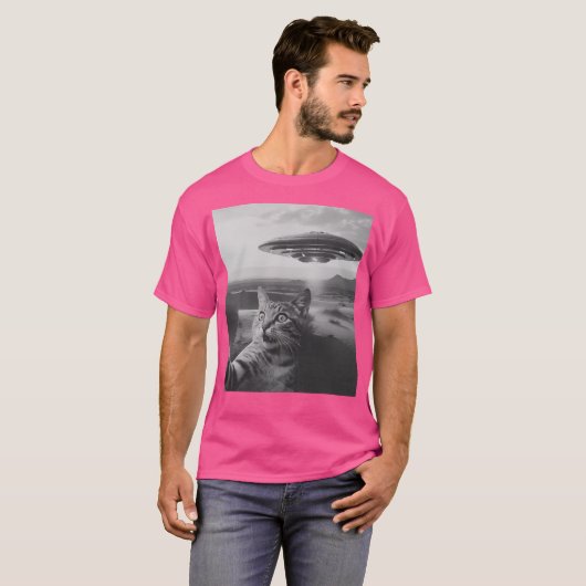 Kat Selfie met UFO T-shirt (Voorkant volledig)