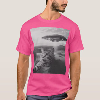 Kat Selfie met UFO T-shirt