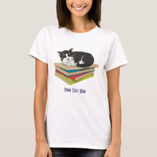 Kat slaapt op boeken shirt
