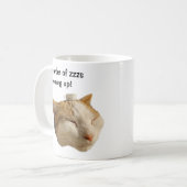 Kat slaapt op het werk koffiemok (Voorkant links)