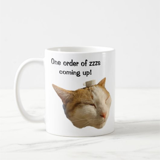 Kat slaapt op het werk koffiemok (Links)