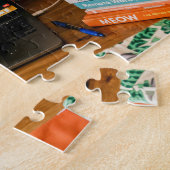 Kat slaapt op laptop tijdens vergadering legpuzzel (Zijkant)