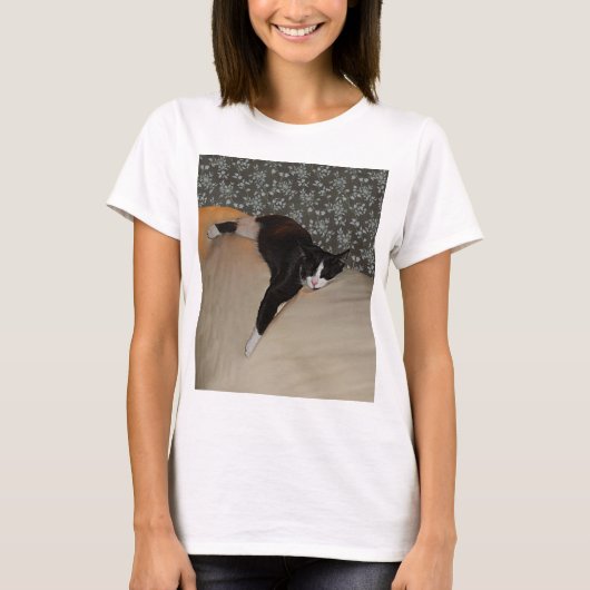 Kat Slapen bovenop couchvrouwen Basic T-Shirt (Voorkant)