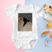 Kat Slapen bovenop de couchzetter van de Baby Romper