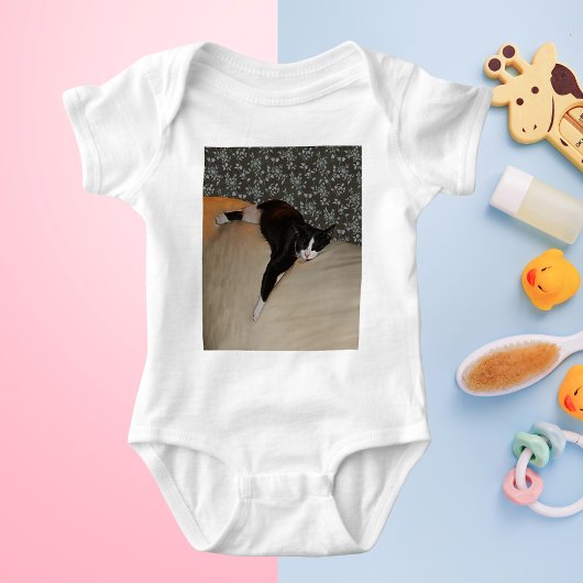 Kat Slapen bovenop de couchzetter van de Baby Romper
