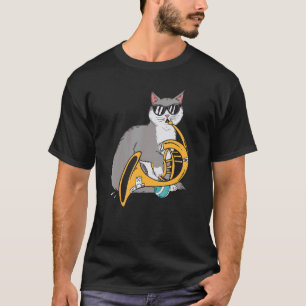 Kat speelt Franse hoorn muziek spelen zwarte bril T-shirt