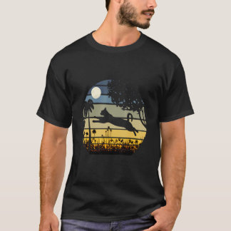 Kat springt in een veld met bloemen maan nacht t-shirt