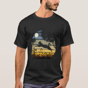 Kat springt in een veld van bloemen nacht t-shirt