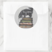 Kat Staande op Stack of Books - originele kunst Ronde Sticker (Tas)