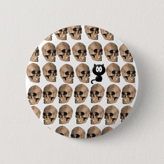 Kat tussen de schedels ronde button 5,7 cm (Voorkant)