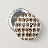 Kat tussen de schedels ronde button 5,7 cm (Voorkant /achterkant)