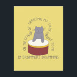 Kat Twaalfde dag 12 Drummers Drumming Kerstmis Briefkaart<br><div class="desc">Een cartoon tekening van een schattige kat die een drum speelt illustreert het twaalfde versum van de geliefde twaalf dagen kerstkarol op dit grappige en feestelijke briefkaart. Vind extra verzen en coördinerende producten in de 12 dagen van het collectie van Catmas van Asterisk Design.s</div>