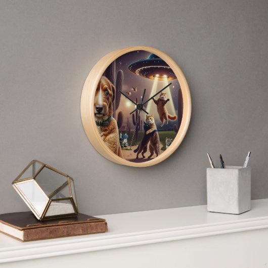 Kat UFO-ontvoering met bezorgde hond op de voorgro (Kantoor)