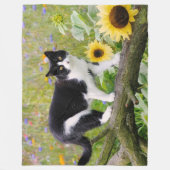 Kat van de Cute tuxedo op een boomtak met zonneblo Fleece Deken (Voorkant)