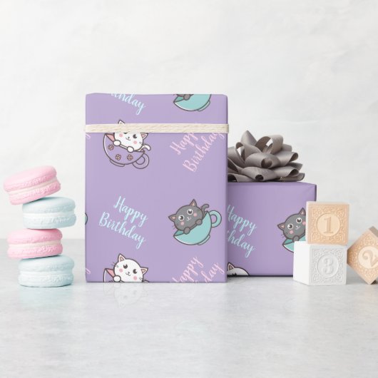 Kat van de geboorte in het bekertje paars cadeaupapier (Baby Shower)