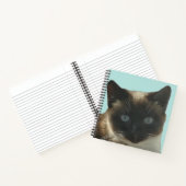 Kat van Siamese met Notitieboek van Bright Blue Ey (Binnen)