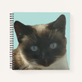 Kat van Siamese met Notitieboek van Bright Blue Ey (Voorkant)