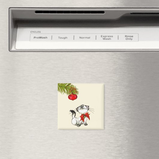 Kat voor kerstmis met een rode poep magneet (Insitu (Vaatwasser))