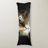 Kat voor tablet met groene ogen, geïsoleerd op zwa lichaamskussen (Voorkant Verticaal)