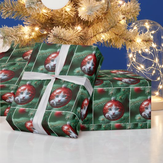 Kat weerspiegeld in een rode kerstversiering cadeaupapier (Feestdagen)