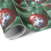 Kat weerspiegeld in een rode kerstversiering cadeaupapier (Rol Hoek)