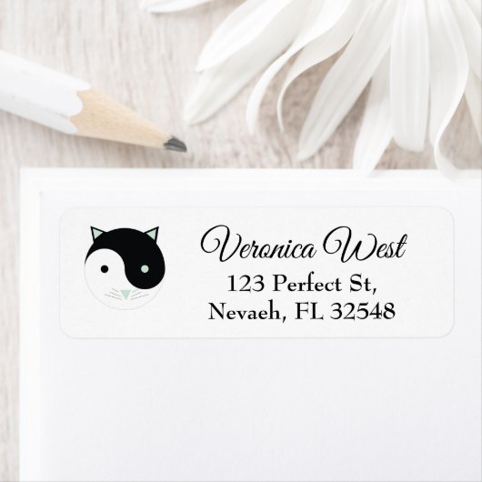 Kat Yin Yang met Mint Groen, Zwart en Wit Etiket (Insitu)