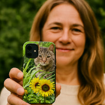  Kat zit in tuin met zonnebloemen 