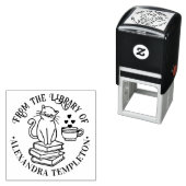 Kat zit op boeken #3, koffiemok Bibliotheeknaam Zelfinktende Stempel (In situ)