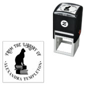 Kat zit op boeken “Uit de bibliotheek van” naam Zelfinktende Stempel (In situ)