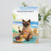 Kat zit op het strand bedankkaart (Staand voorkant)