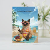 Kat zit op het strand bedankkaart (Staand voorkant)
