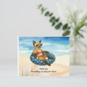Kat zit op het strand bedankt  briefkaart (Staand voorkant)
