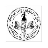 Kat Zittend op Tall Book Stack Bibliotheeknaam Zelfinktende Stempel (Design)