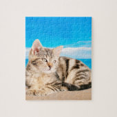 Kat Zittend op Tropical Island Beach Legpuzzel (Verticaal)